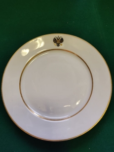 Фарфоровая тарелка мануфактуры братьев Корниловых с императорским гербом в виде двуглавого орла